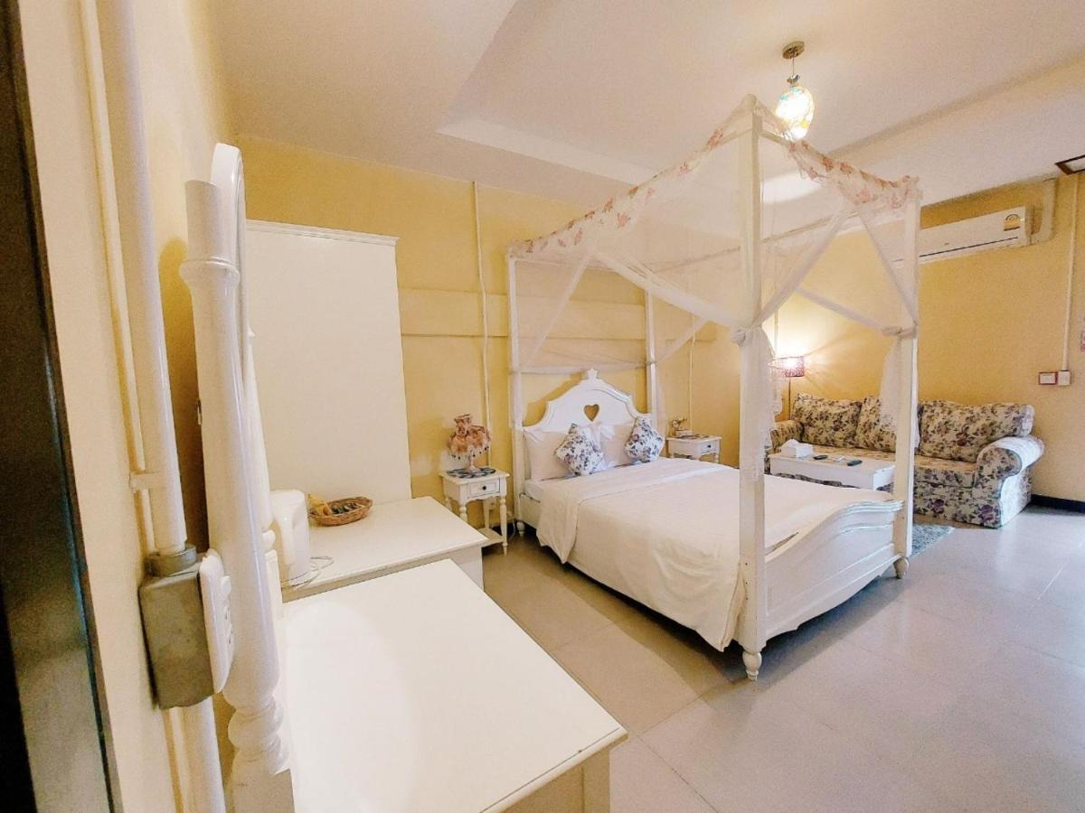 Retro Box Hotel Chumphon Exteriör bild
