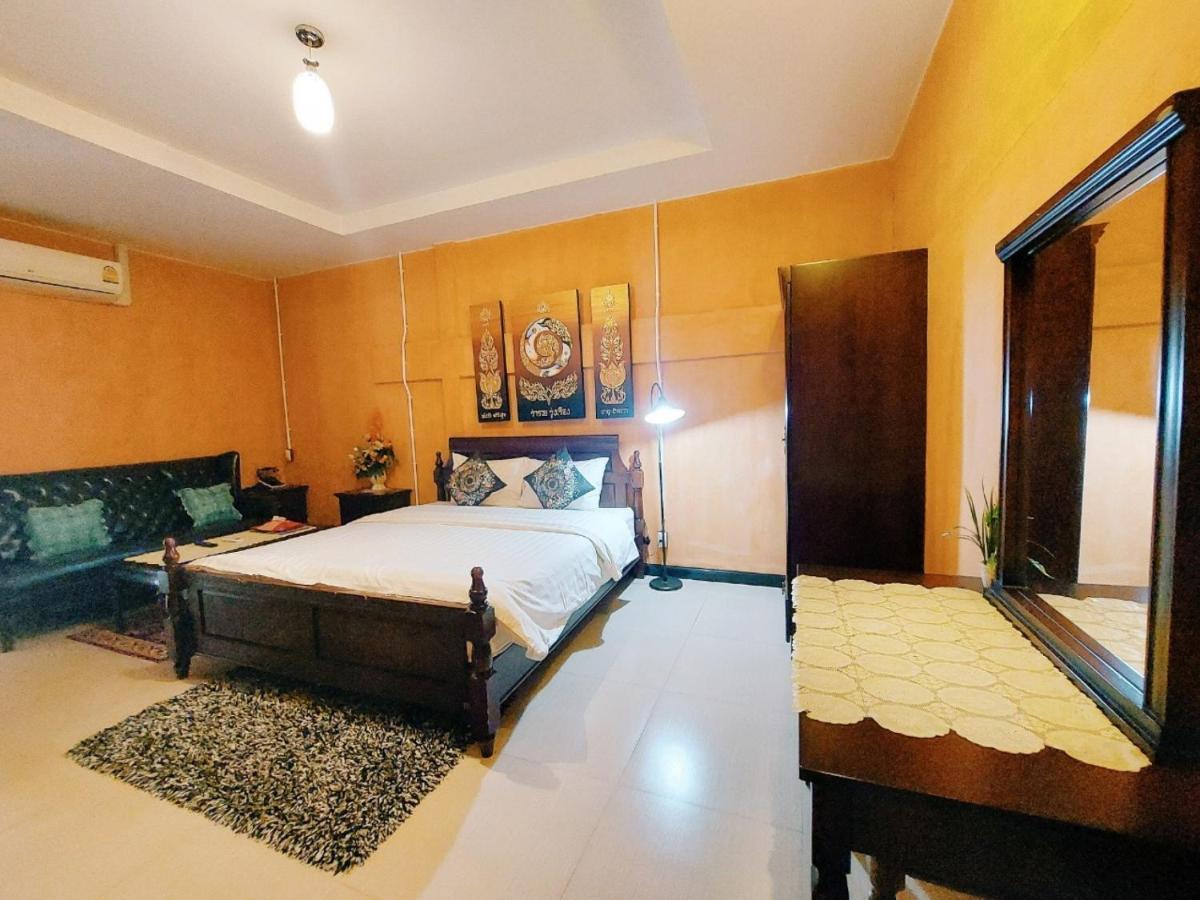 Retro Box Hotel Chumphon Exteriör bild