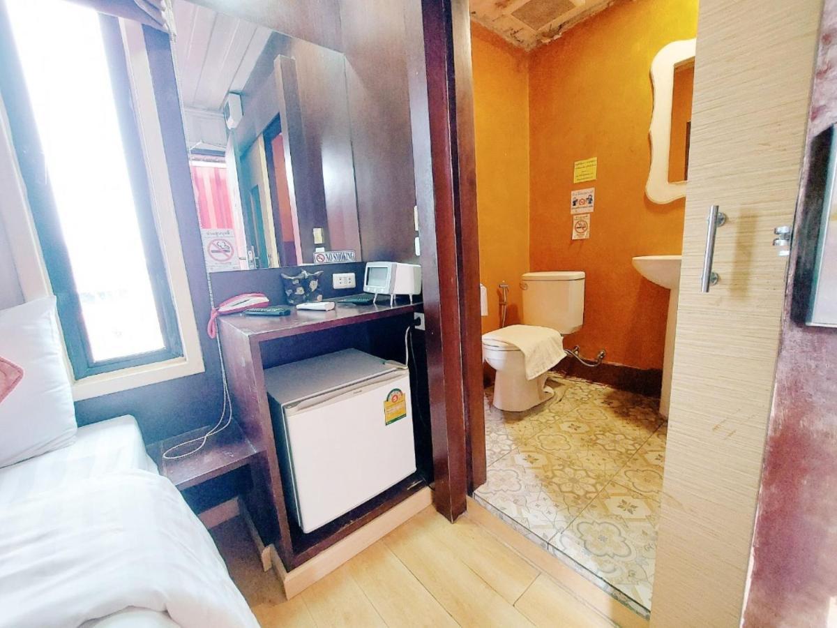 Retro Box Hotel Chumphon Exteriör bild