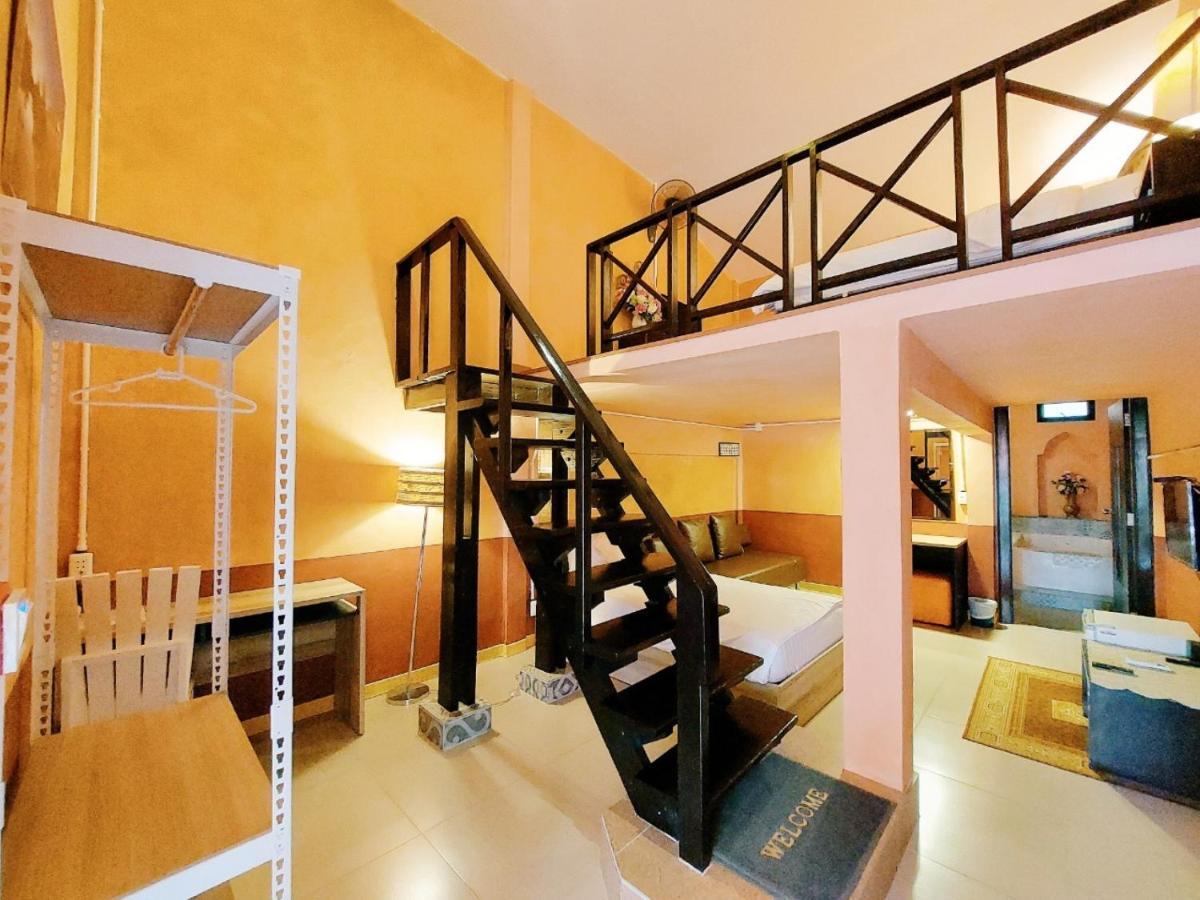 Retro Box Hotel Chumphon Exteriör bild