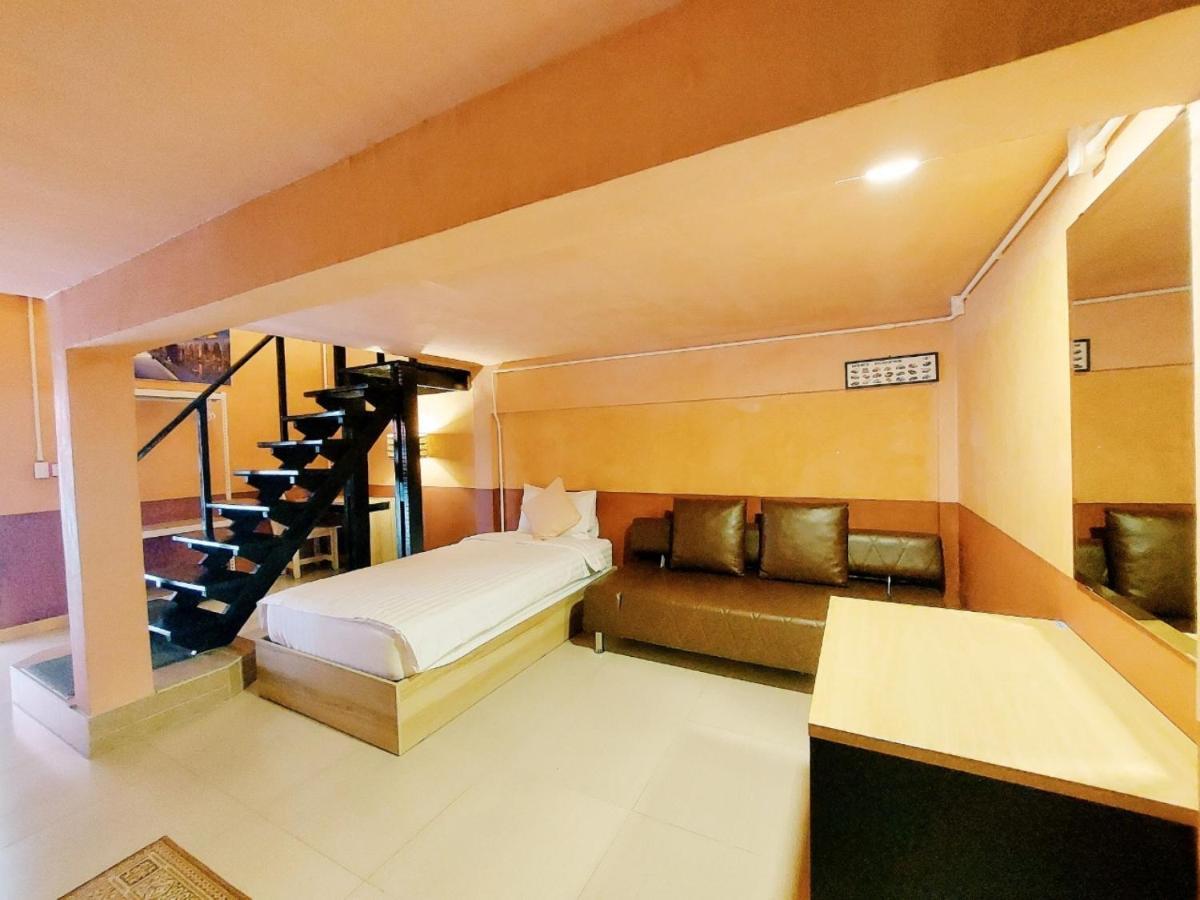 Retro Box Hotel Chumphon Exteriör bild