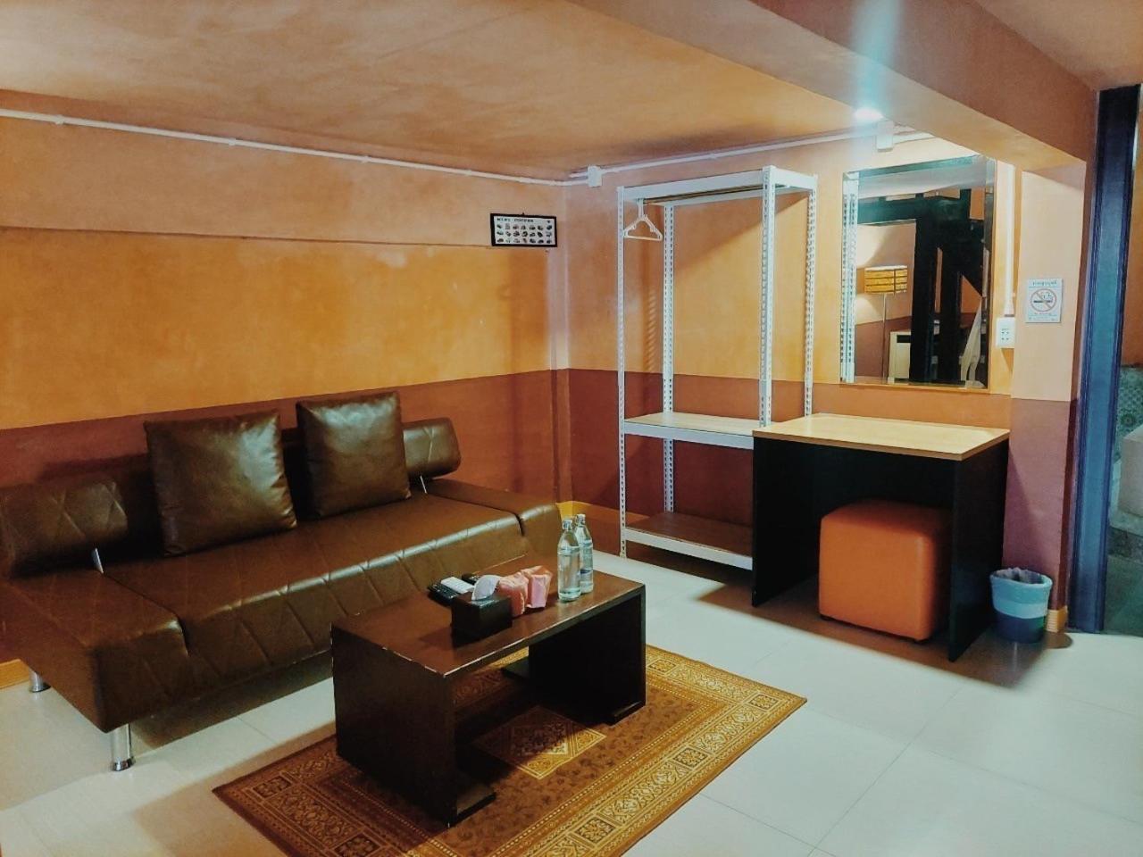 Retro Box Hotel Chumphon Exteriör bild