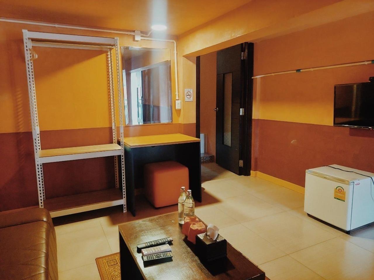 Retro Box Hotel Chumphon Exteriör bild