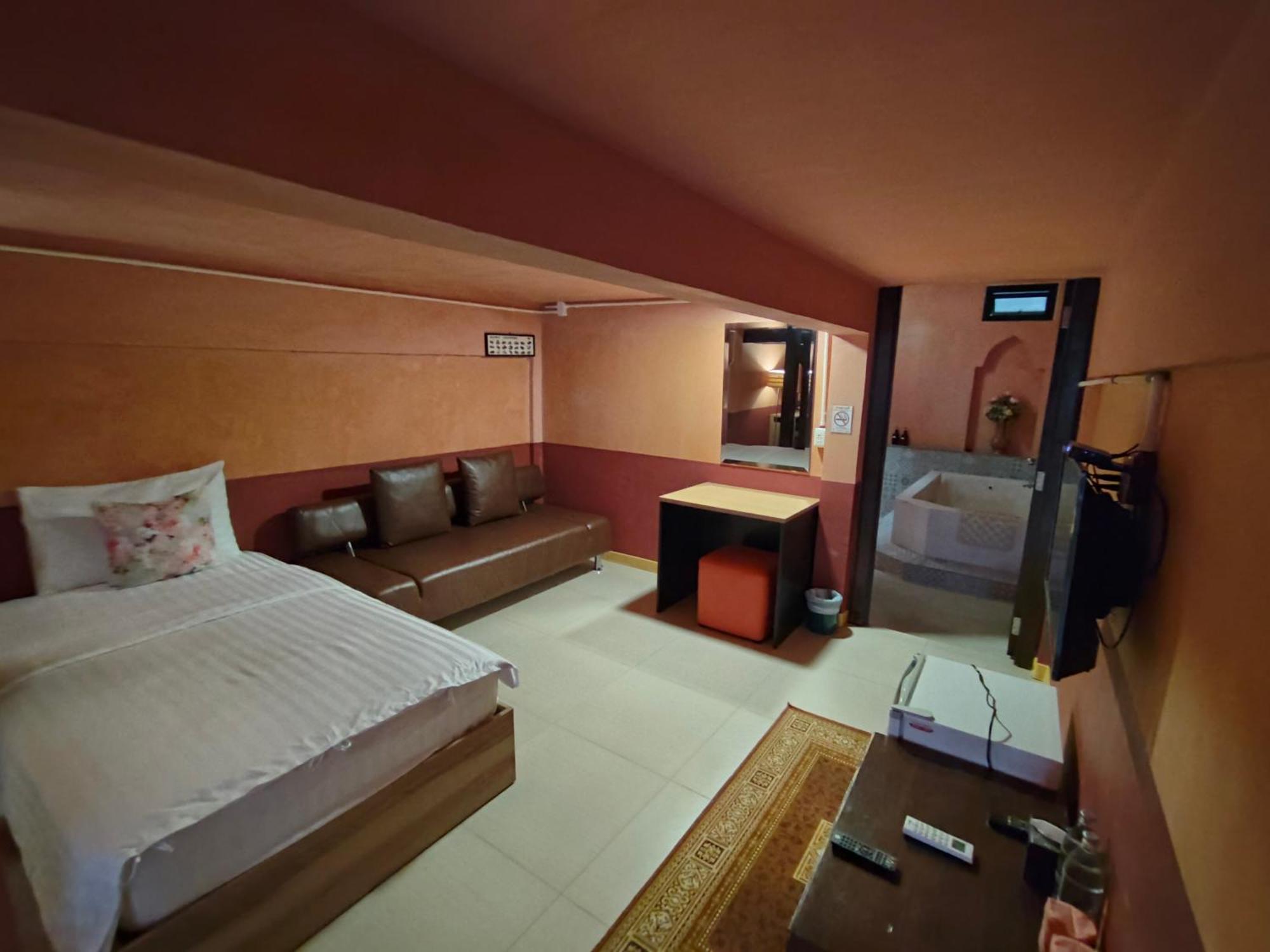 Retro Box Hotel Chumphon Exteriör bild