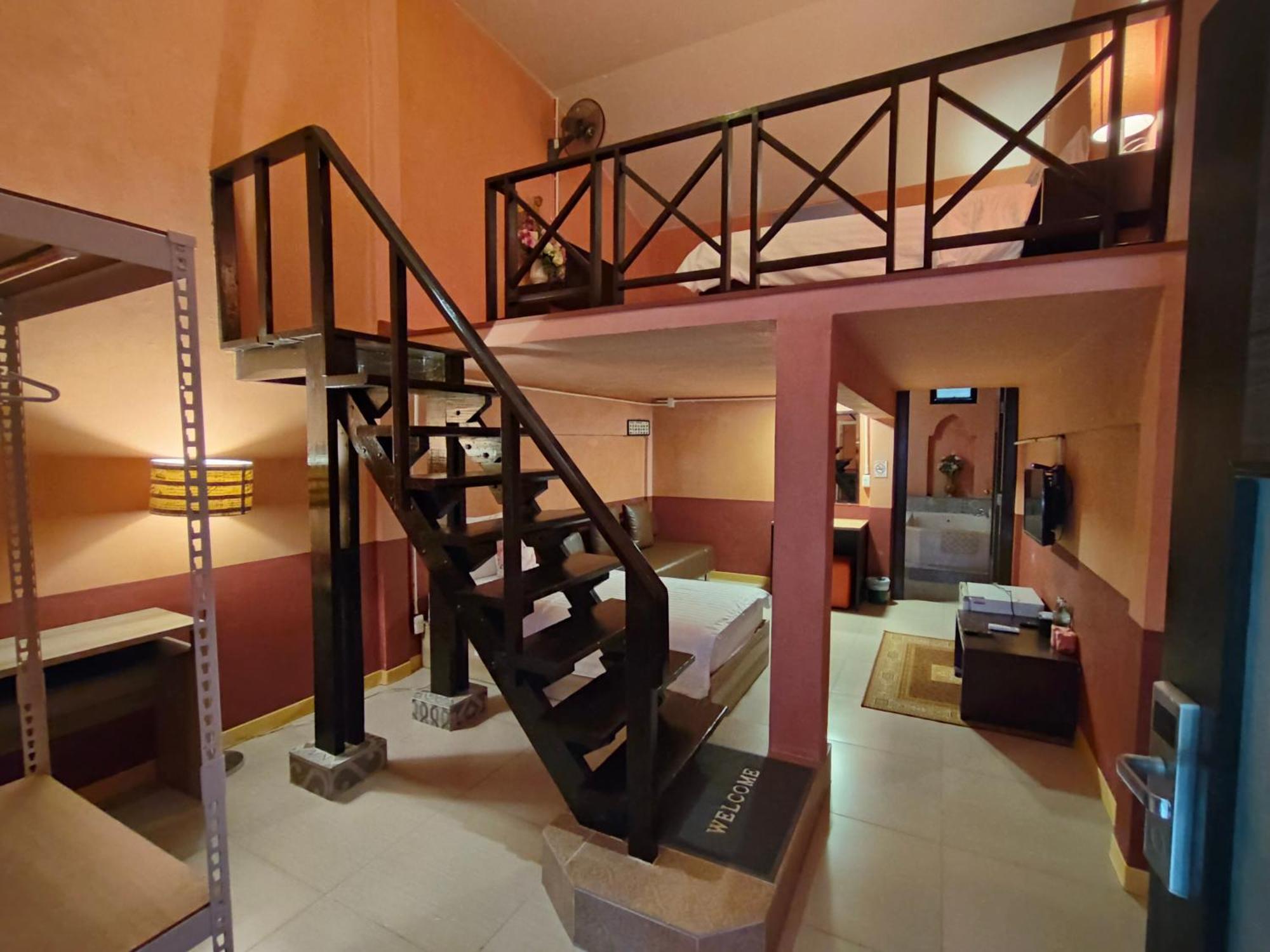 Retro Box Hotel Chumphon Exteriör bild