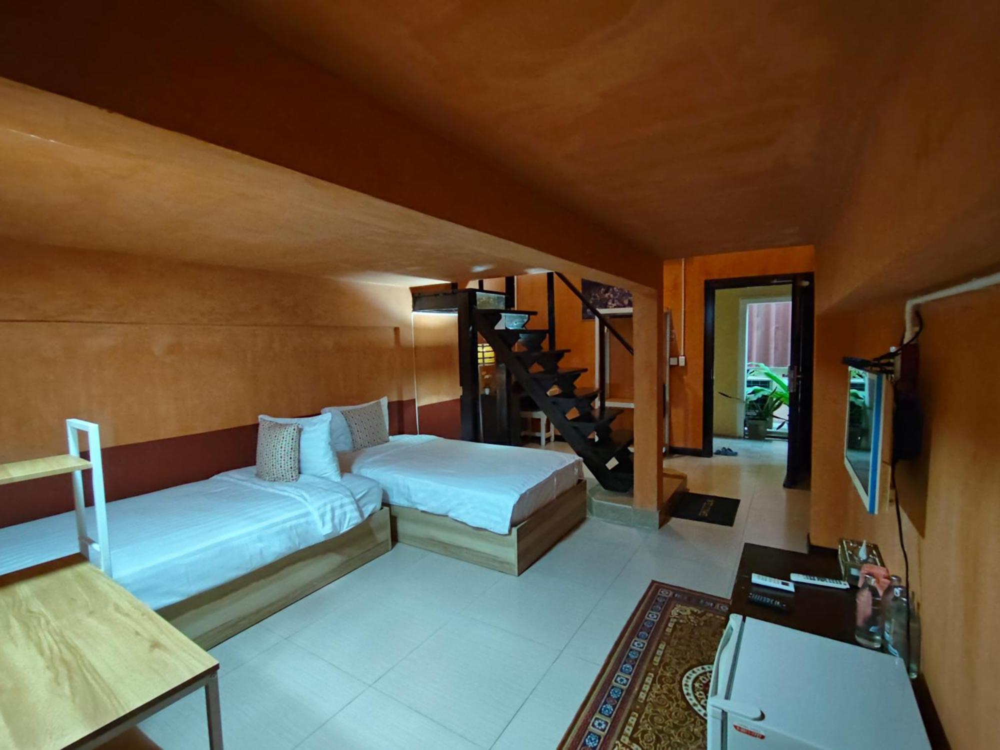 Retro Box Hotel Chumphon Exteriör bild