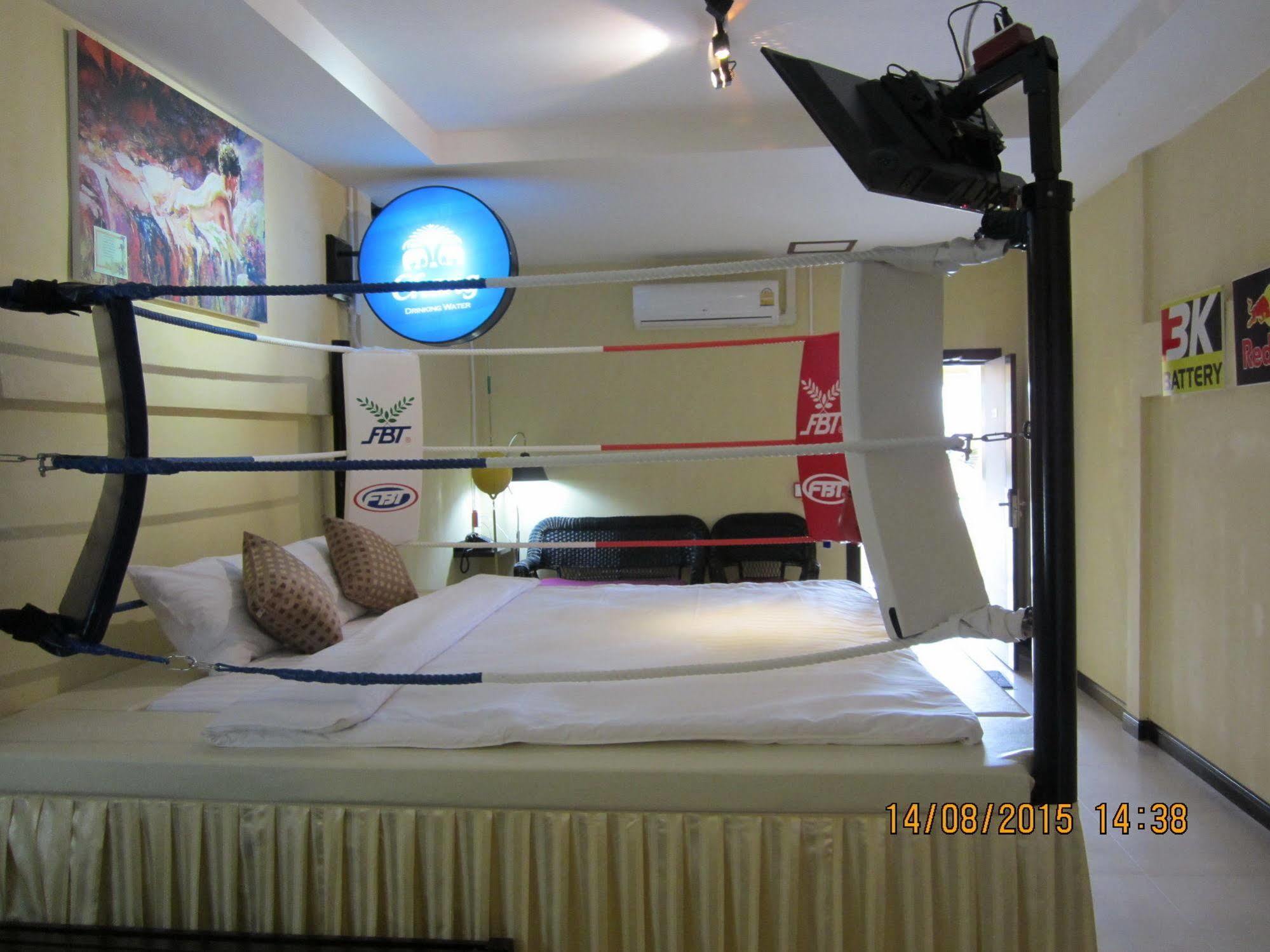 Retro Box Hotel Chumphon Exteriör bild