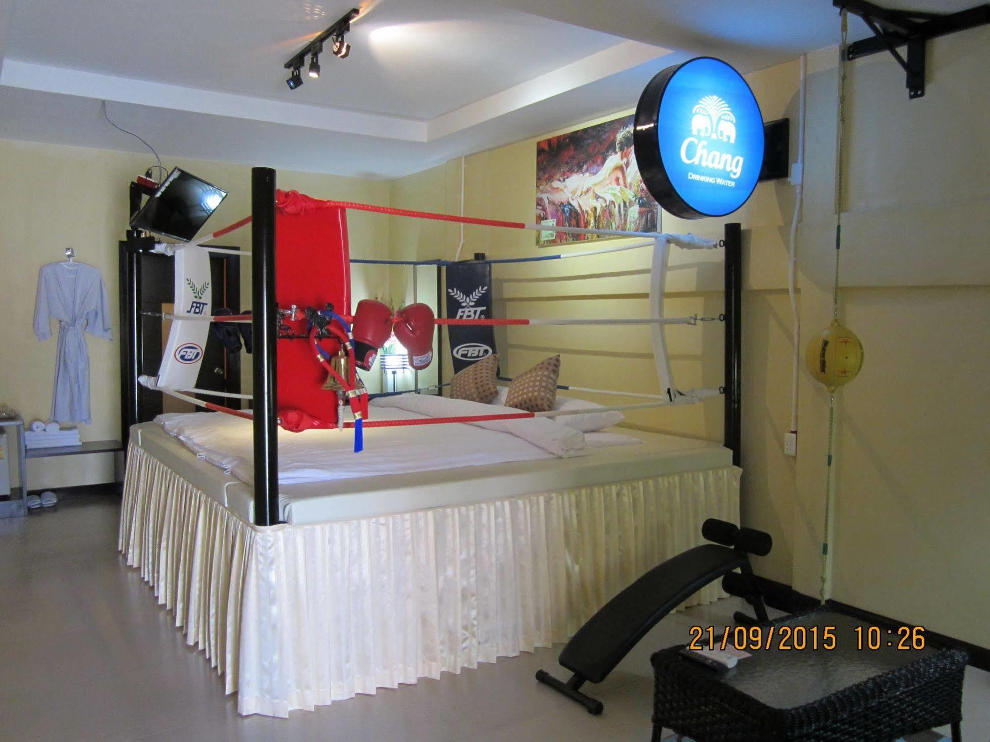 Retro Box Hotel Chumphon Exteriör bild